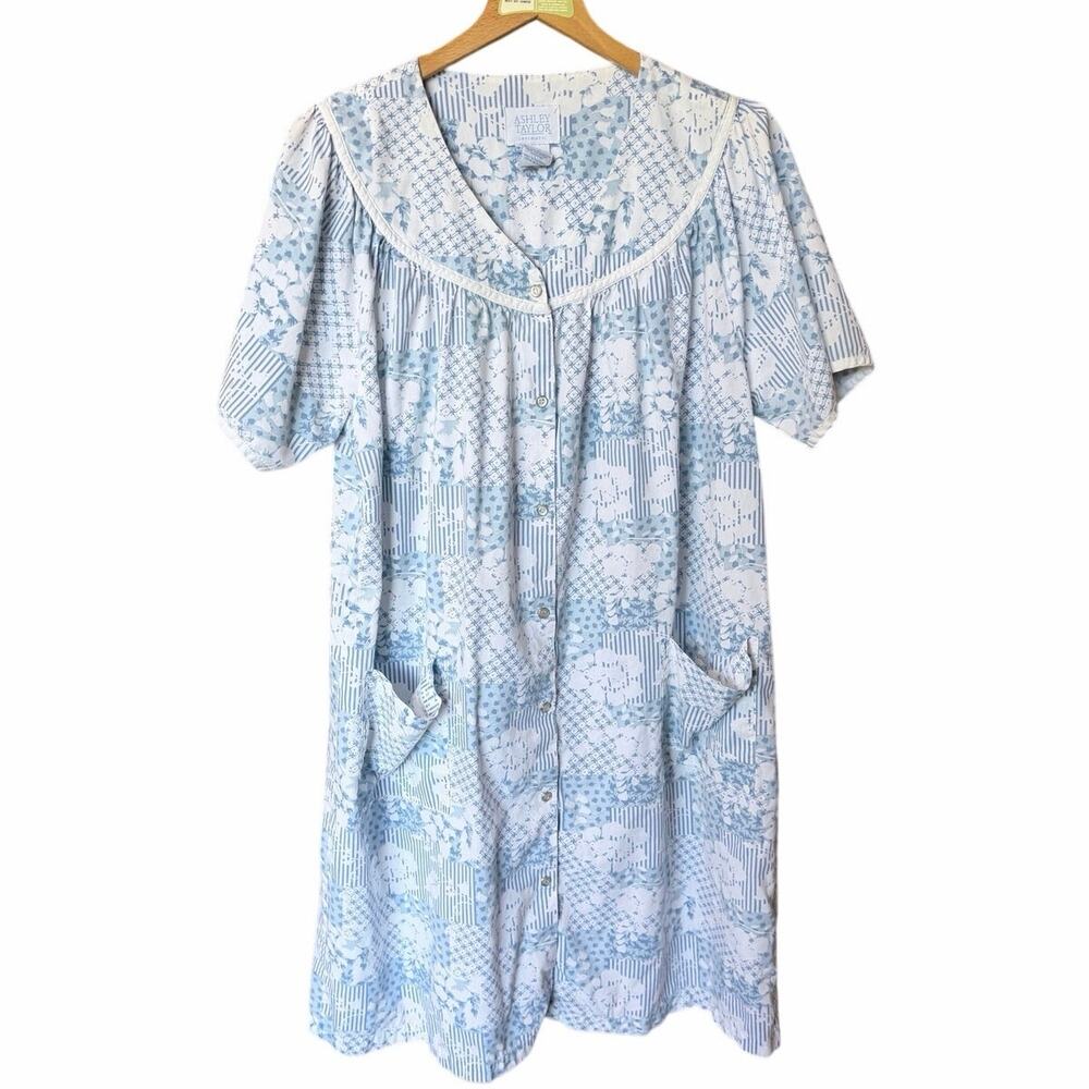Vintage Ashley Taylor blue and white floral housecoat lounge gown snap front L